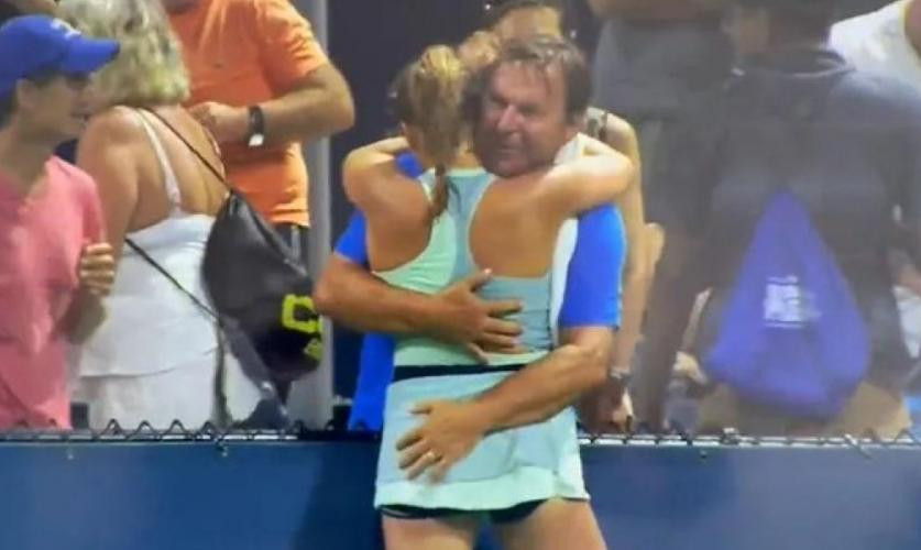El saludo entre la joven tenista con su padre y su entrenador causó una gran indignación. Foto: captura video