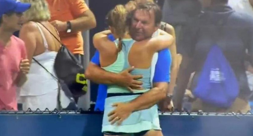 El saludo entre la joven tenista con su padre y su entrenador causó una gran indignación. Foto: captura video