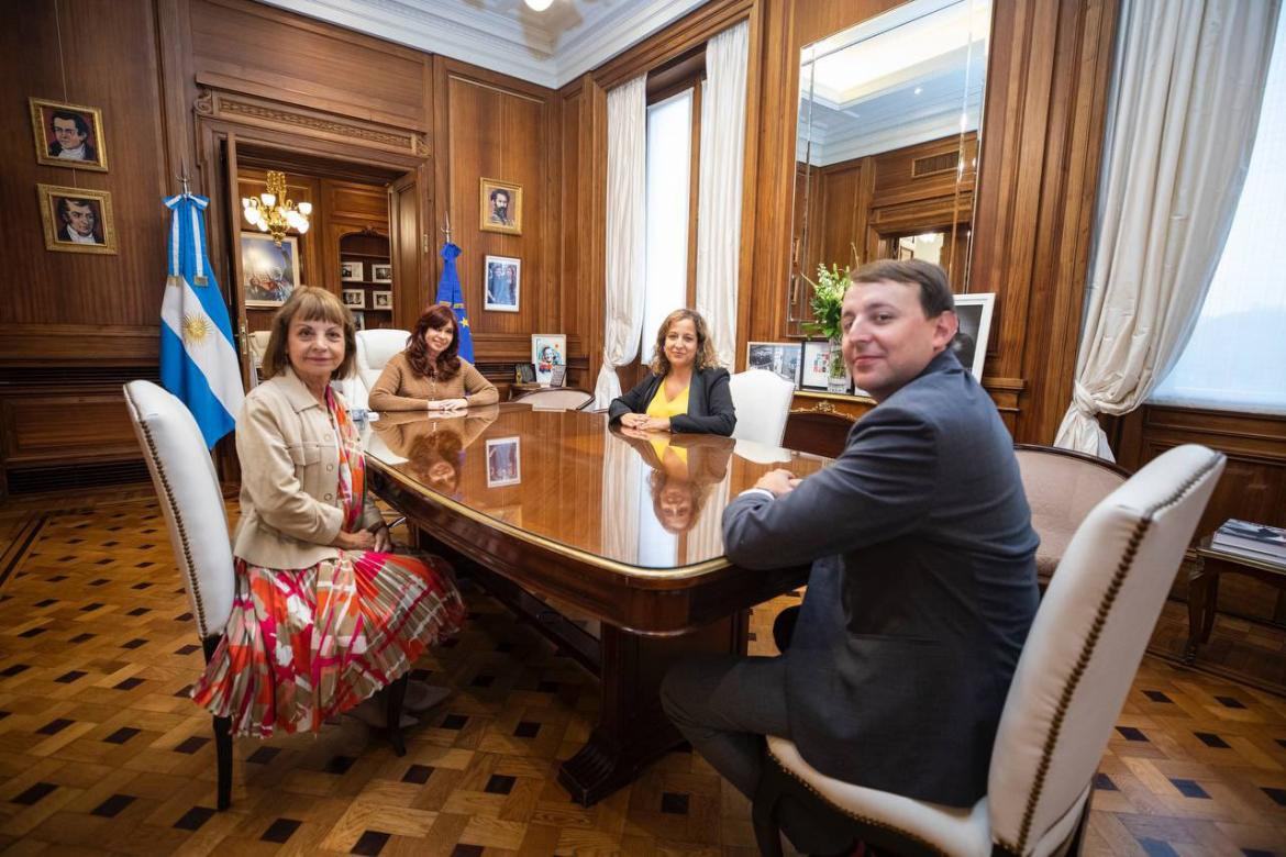 Cristina Kirchner junto a eurodiputados del Grupo Alianza Progresista de Socialistas y Demócratas del Parlamento Europeo. Foto: @CFKArgentina.