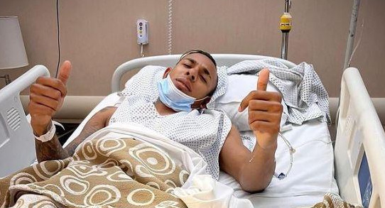 Sebastián Villa después de la operación de su rodilla. Foto: Instagram @sebastian14villa.