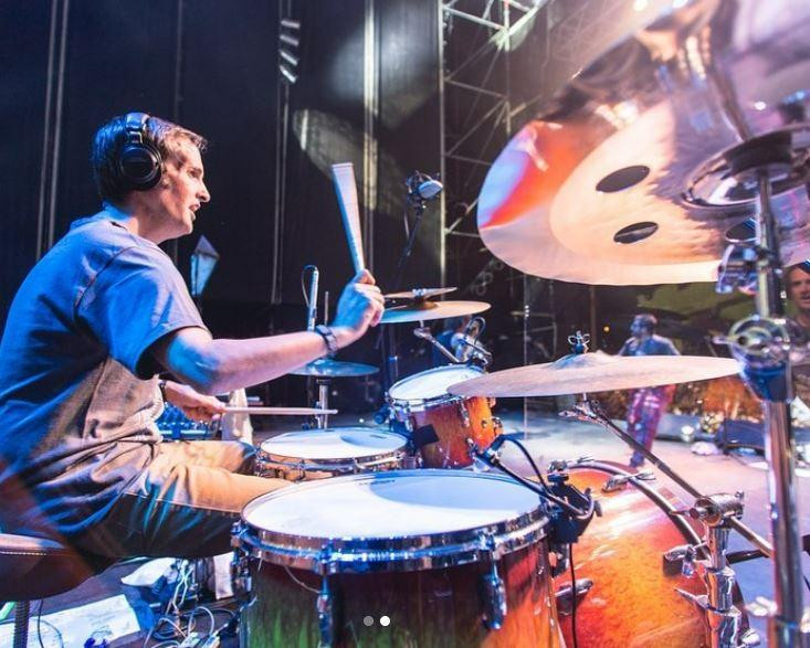 Lucas de Azevedo, en su época de baterista en La Vela Puerca. Foto: Instagram @lavela_oficial.
