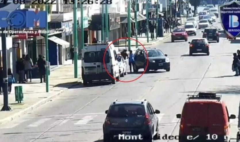 Momento de la agresión del docente al agente de tránsito. Foto: captura video.