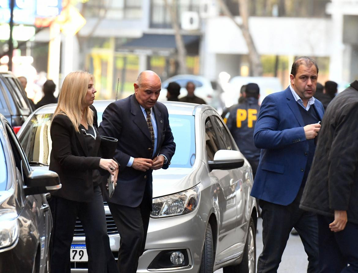 La jueza María Eugenia Capuchetti y el fiscal Carlos Rívolo en la casa de Cristina Kirchner. Foto: Telam.