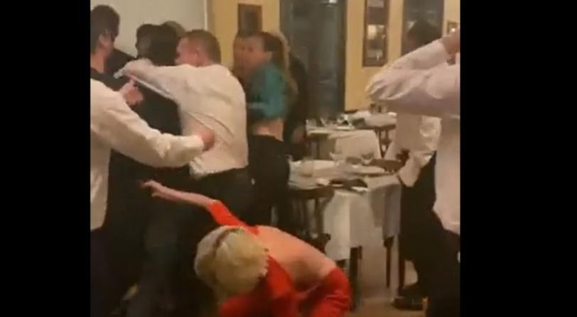 Pelea de dos hombres en un restaurante de Caballito. Foto: captura video