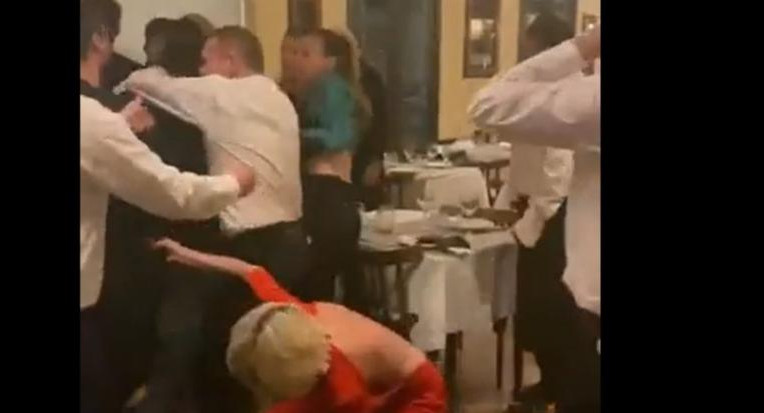 Pelea de dos hombres en un restaurante de Caballito. Foto: captura video