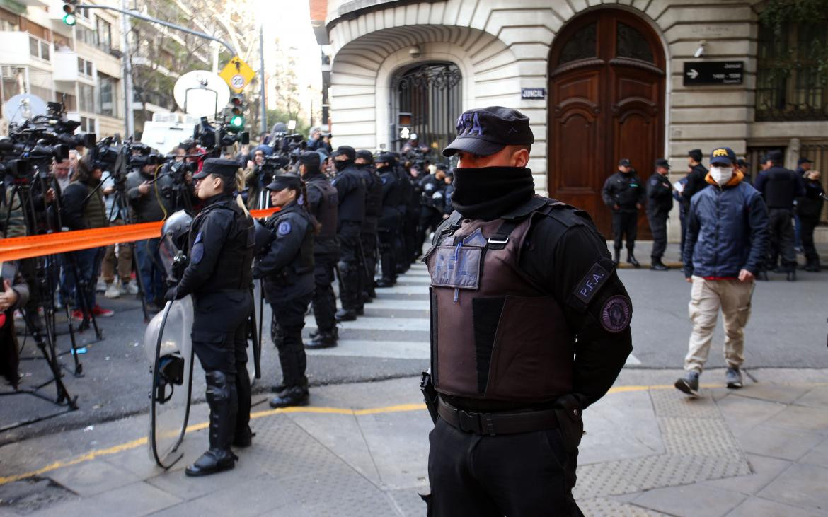 Policía Federal en el departamento de Recoleta de Cristina Kirchner. Foto: NA