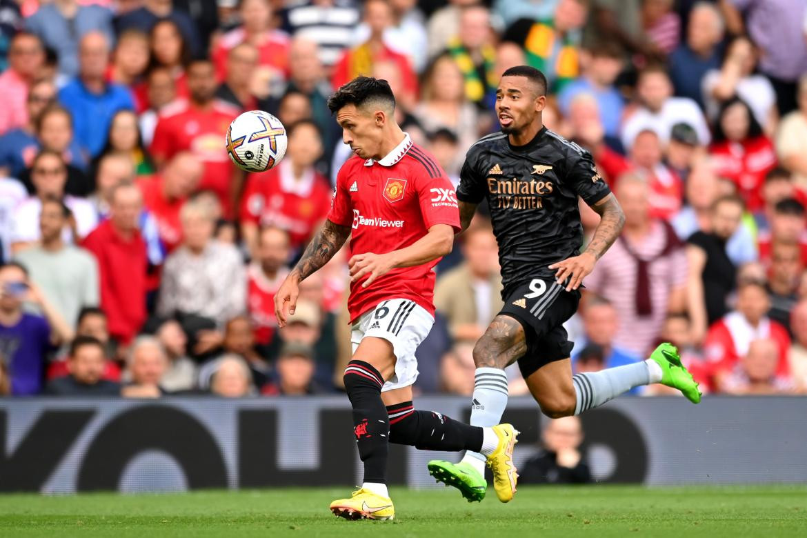 Lisandro Martínez titular en el triunfo ante Arsenal. Foto: Twitter @ManUtd.