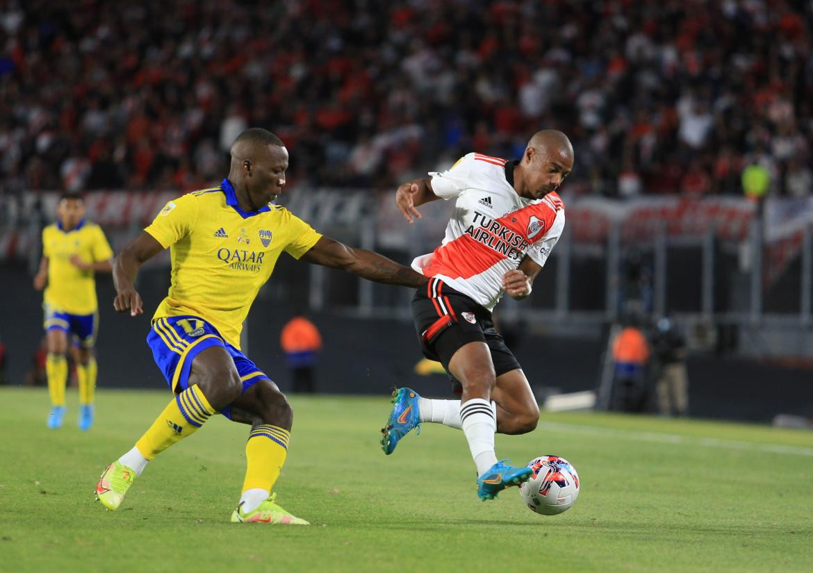 Nicolás de la Cruz vs. Luis Advíncula en el Superclásico. Foto: NA.