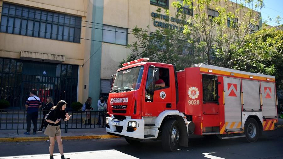 El camión de bomberos en la puerta del colegio. Foto: Télam