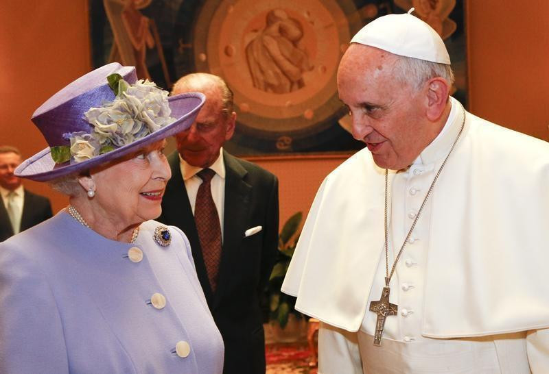 Reina Isabel y papa Francisco. Foto: REUTERS