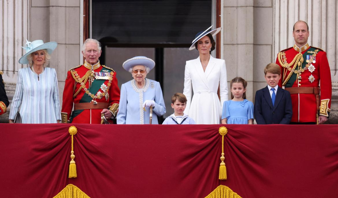 Reina Isabel II junto a Carlos y Guillermo. Foto: REUTERS.