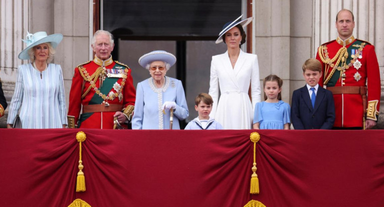 Reina Isabel II junto a Carlos y Guillermo. Foto: REUTERS.