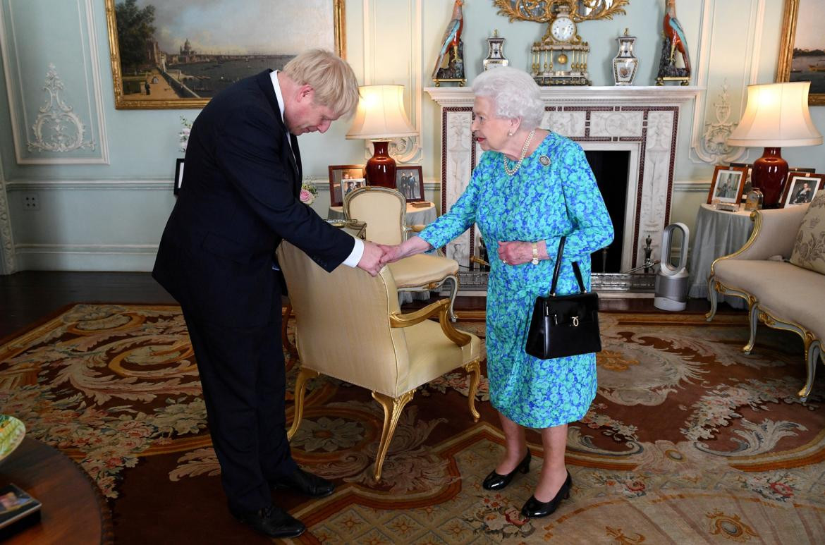 Boris Johnson y la reina_Reuters