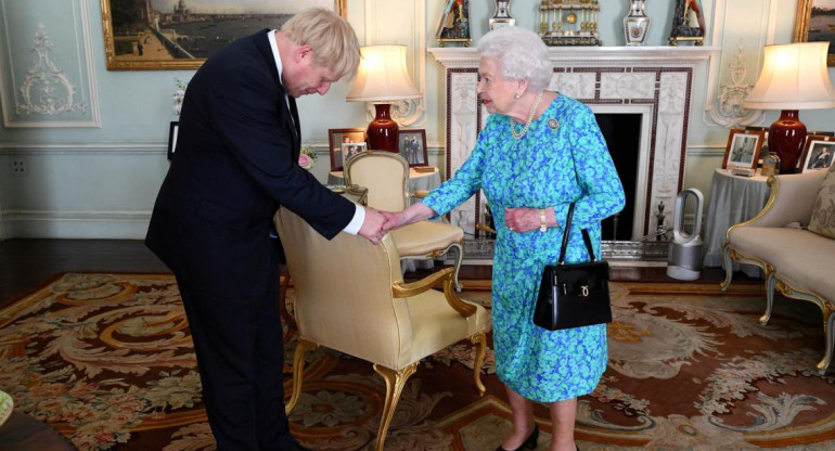 Boris Johnson y la reina_Reuters