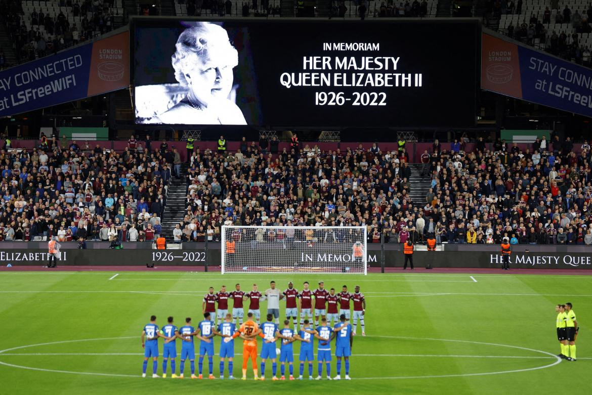 Homenaje en Europa League para la reina Isabel II. Foto: REUTERS