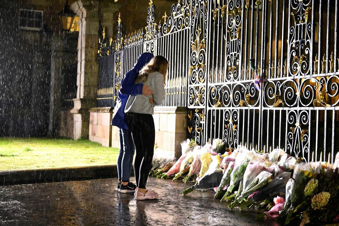 Los ramos de flores en el Palacio de Buckingham. Foto: Reuters.