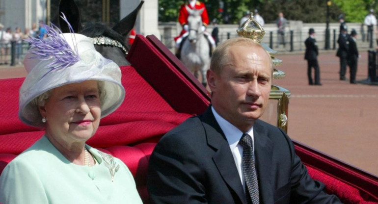 Vladimir Putin e Isabel II_Reuters