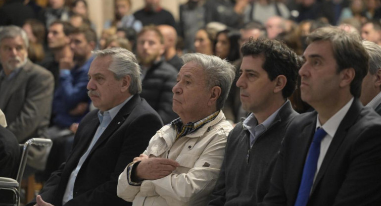 Alberto Fernández junto a Eduardo Duhalde y Wado De Pedro en la Misa por la Paz. Foto: Telam.