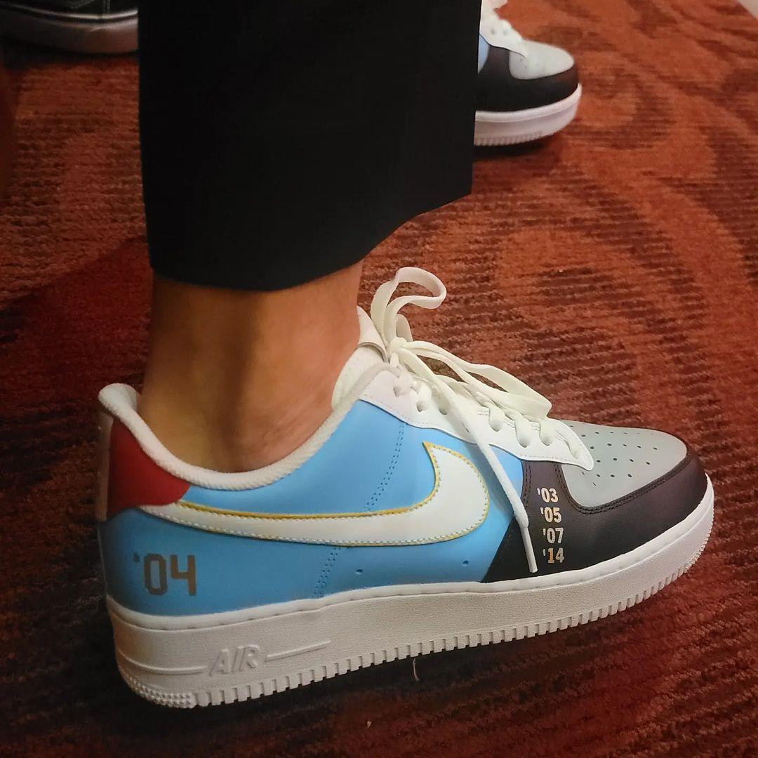 Las zapatillas que usó Manu Ginóbili en la ceremonia de su ingreso al Salón de la Fama de la NBA. Foto: Twitter @infomanu.