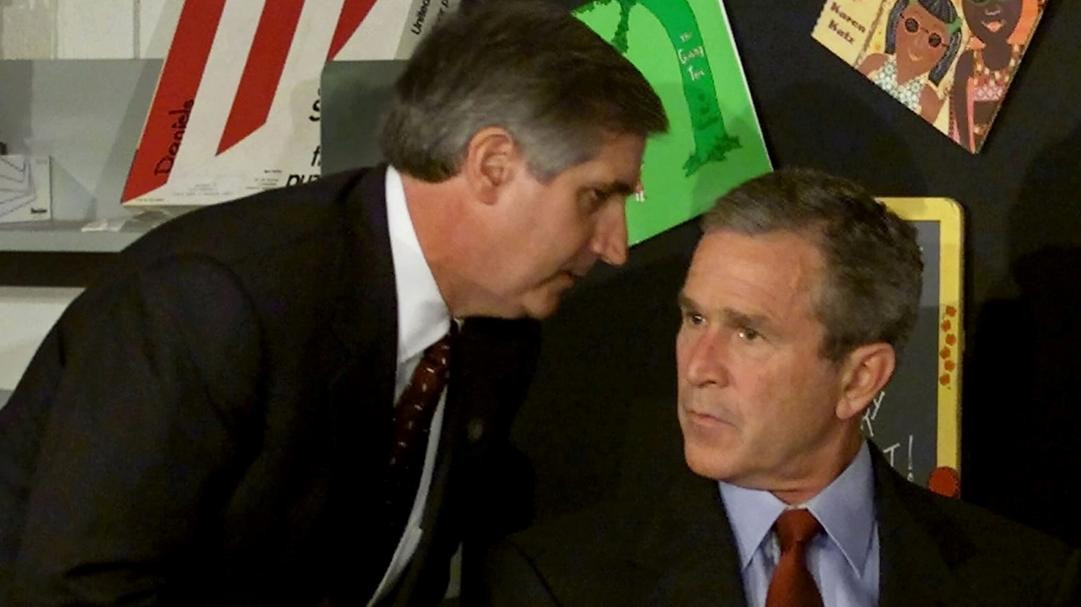 Momento en que el presidente Bush es informado del ataque a las Torres Gemelas.