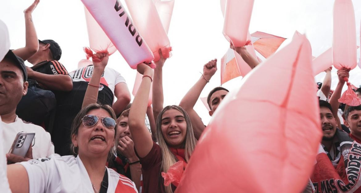 El banderazo de los hinchas en el Monumental. Foto: Twitter @RiverPlate.