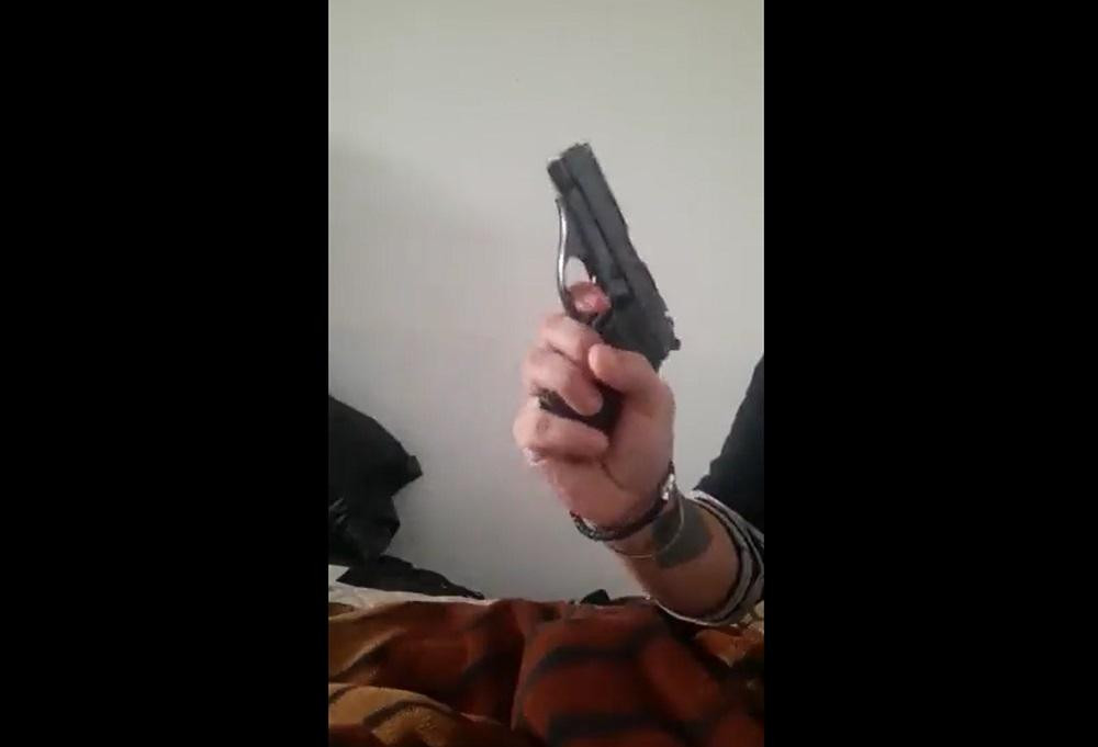 Sabag Montiel manejando el arma del atentado. Foto: captura de video.