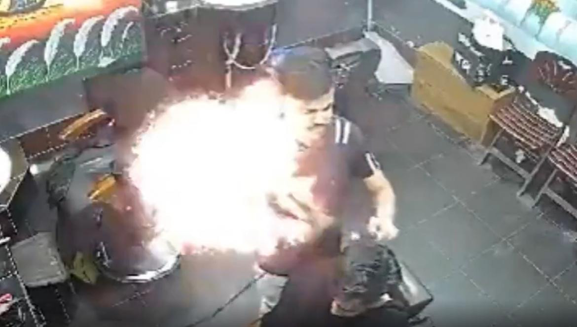Se prende fuego una peluquería. Foto: captura de video.