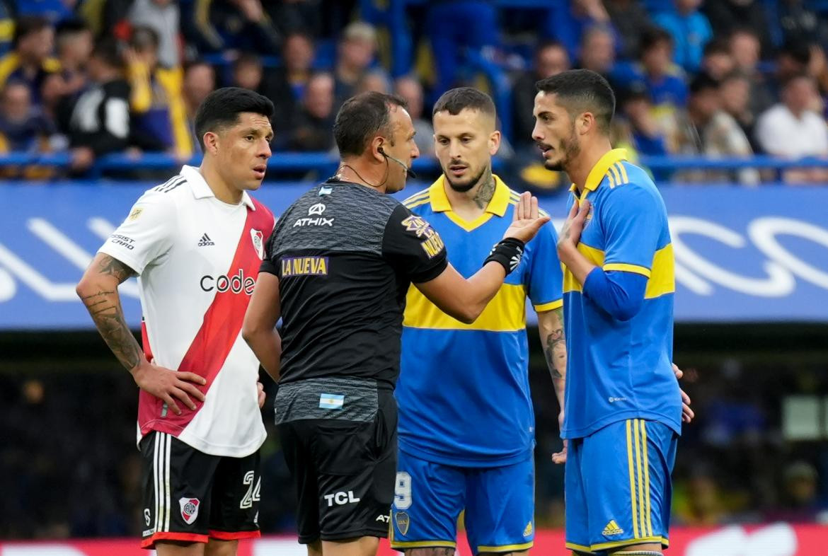 El árbitro Darío Herrera en el Superclásico. Foto: NA.