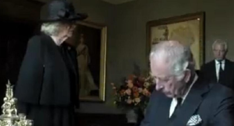 Polémico video del rey Carlos III. Foto: captura video