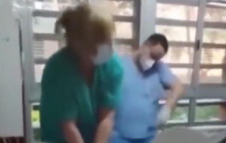 Médicos y enfermeros que reían mientras hacían RCP. Foto: captura de video