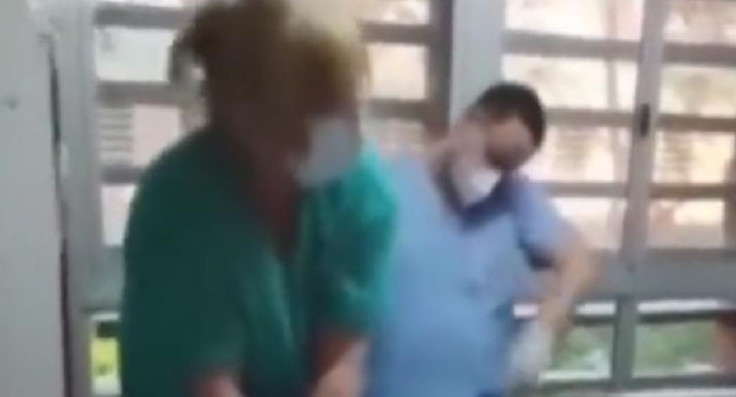 Médicos y enfermeros que reían mientras hacían RCP. Foto: captura de video