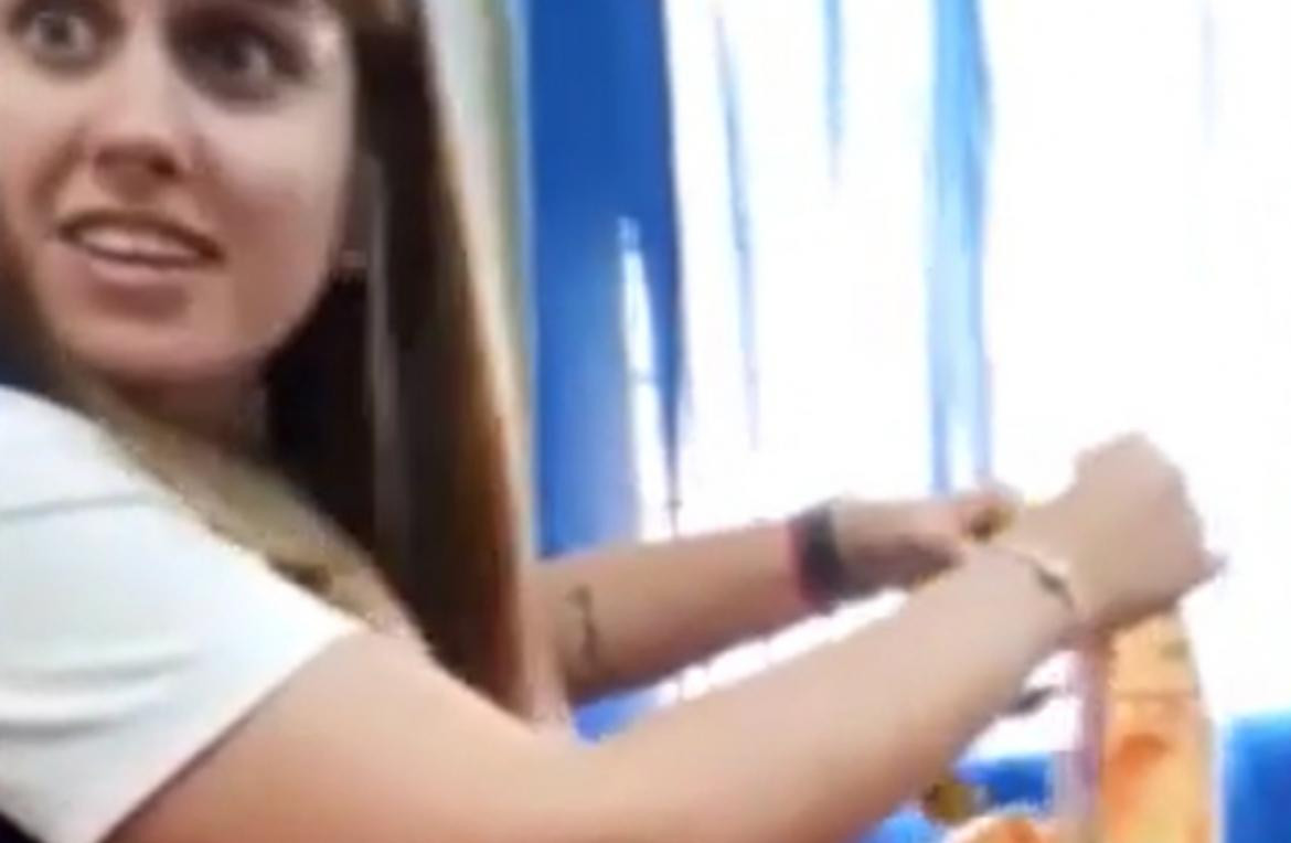 El regalo que recibió la maestra. Foto: captura de video.