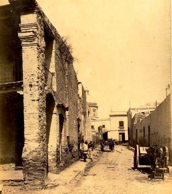 Antigua edificación frente a la plaza Monserrat, en Lima y Belgrano. Fotografía Archivo General de la Nación