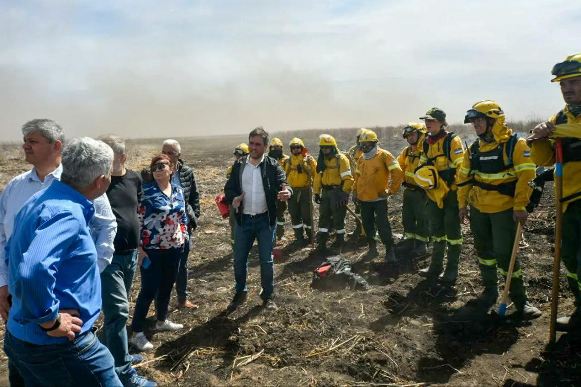 El Ministro de Ambiente, Juan Cabandié, en la zona de incendios en Rosario. Foto: NA.