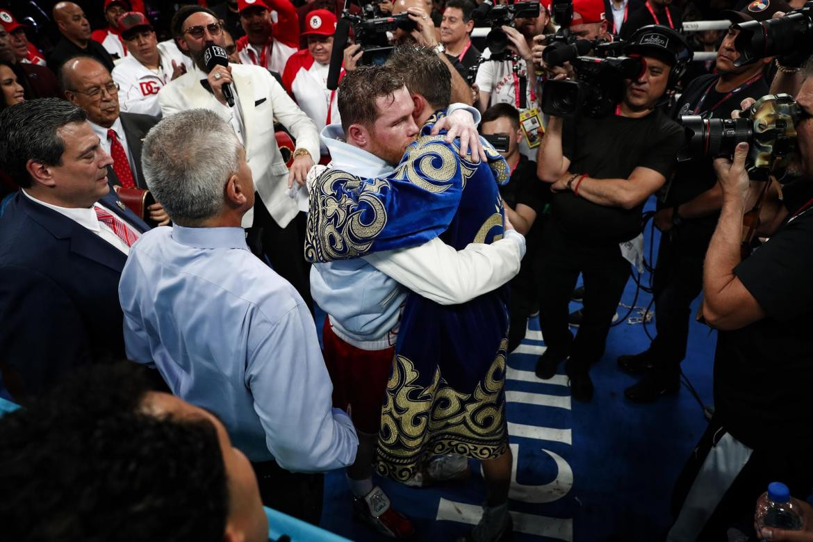 El abrazo entre Canelo Álvarez y Golovkin. Foto: EFE.