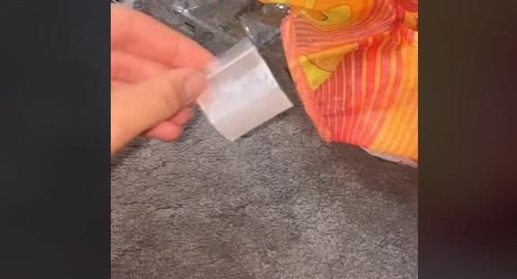 Noticia viral, se cae una bolsa de ropa de su pedido. Fuente: TikTok