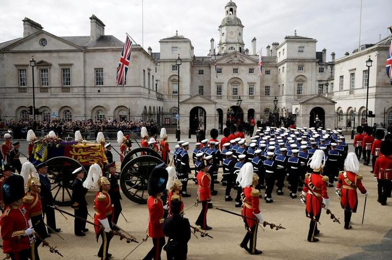 Procesión militar acompañando el féretro de la reina. Foto: Reuters.
