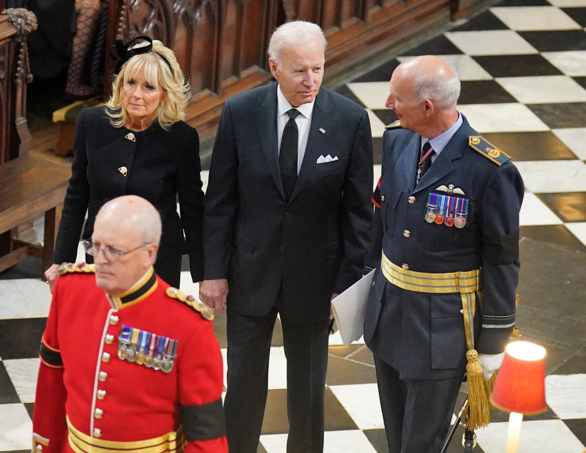 El presidente Biden junto a la reina Camila. Foto: Reuters.