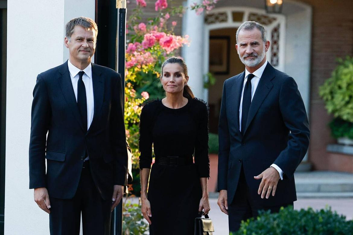 Los reyes Felipe VI y Letizia, tras firmar en el libro de condolencias. Foto: EFE