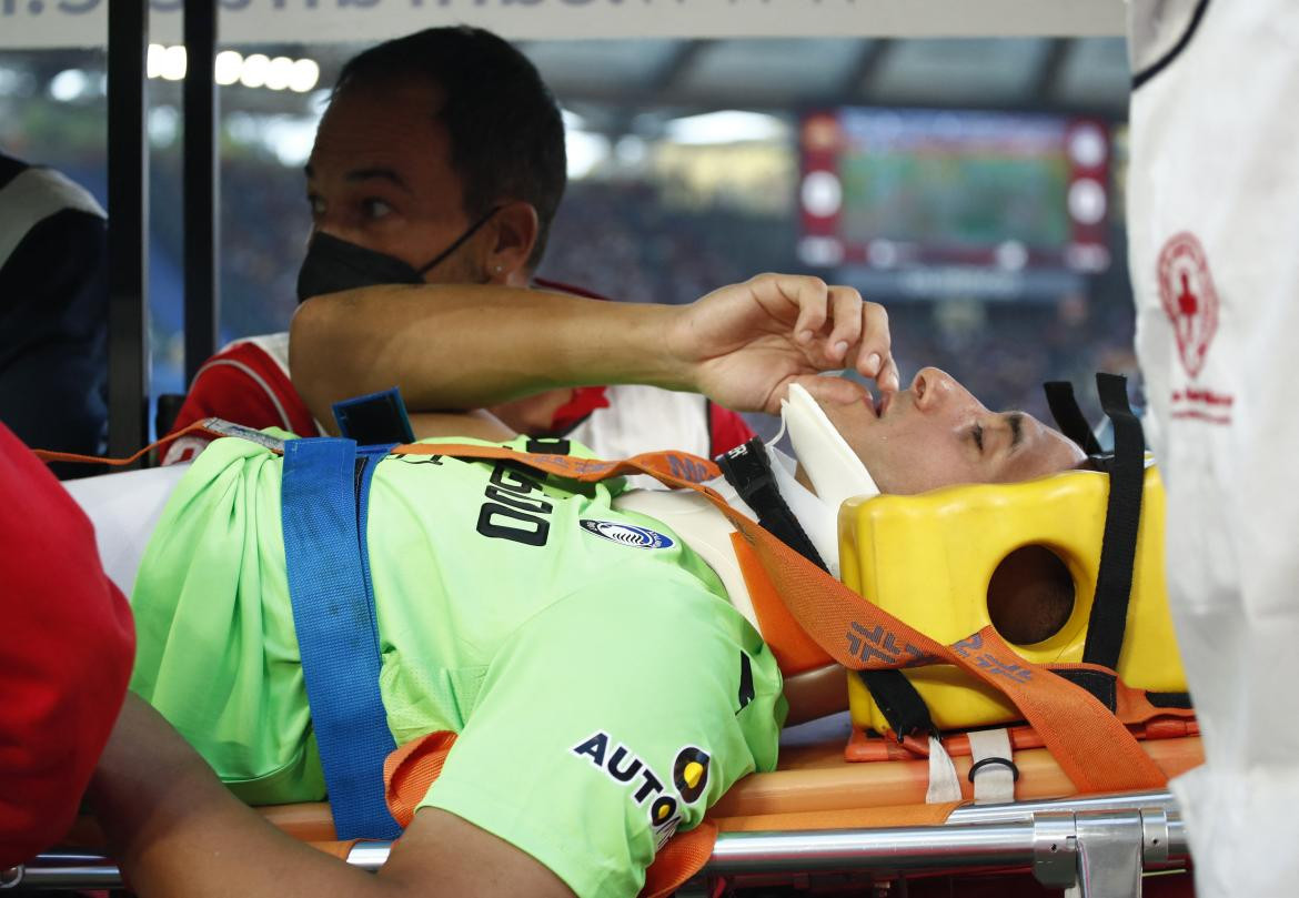 La lesión de Juan Musso, arquero del Atalanta. Foto: Reuters.