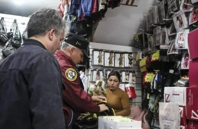 Policial en la lencería que asaltó el hombre gato. Foto: TELAM.