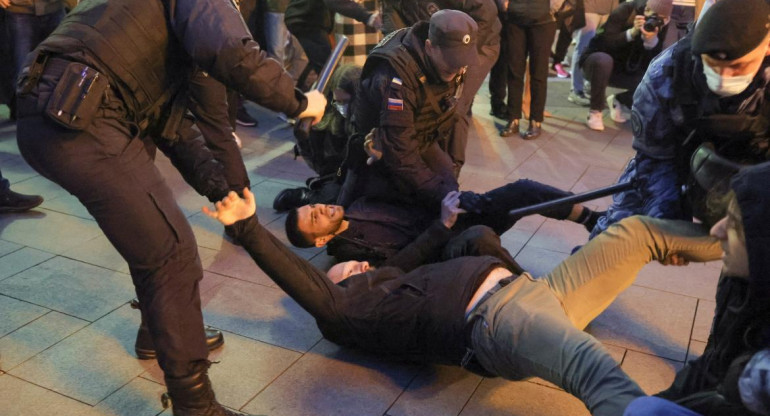 Detenciones en Rusia tras la medida de Putin. Foto: REUTERS.