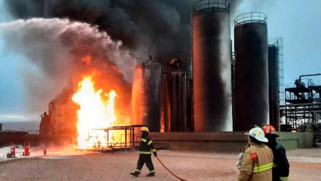Incendio en refinería de Plaza Huincul. Foto: Bomberos Río Negro.