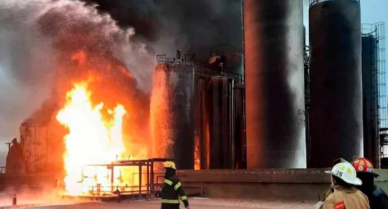 Incendio en refinería de Plaza Huincul. Foto: Bomberos Río Negro.