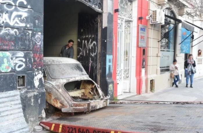 Auto de Barreda siendo sacado de la casa. Foto: NA