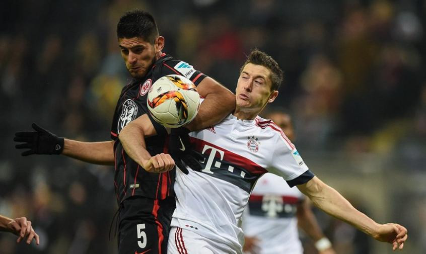 Robert Lewandowski y Carlos Zambrano. Foto: NA.