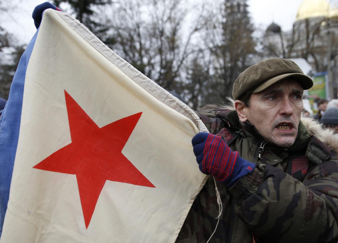 Movilización en Crimea en 2014, hombre con bandera URSS_Reuters