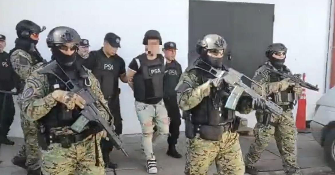 El traslado de los detenidos por la causa de CFK. Foto: captura de video.