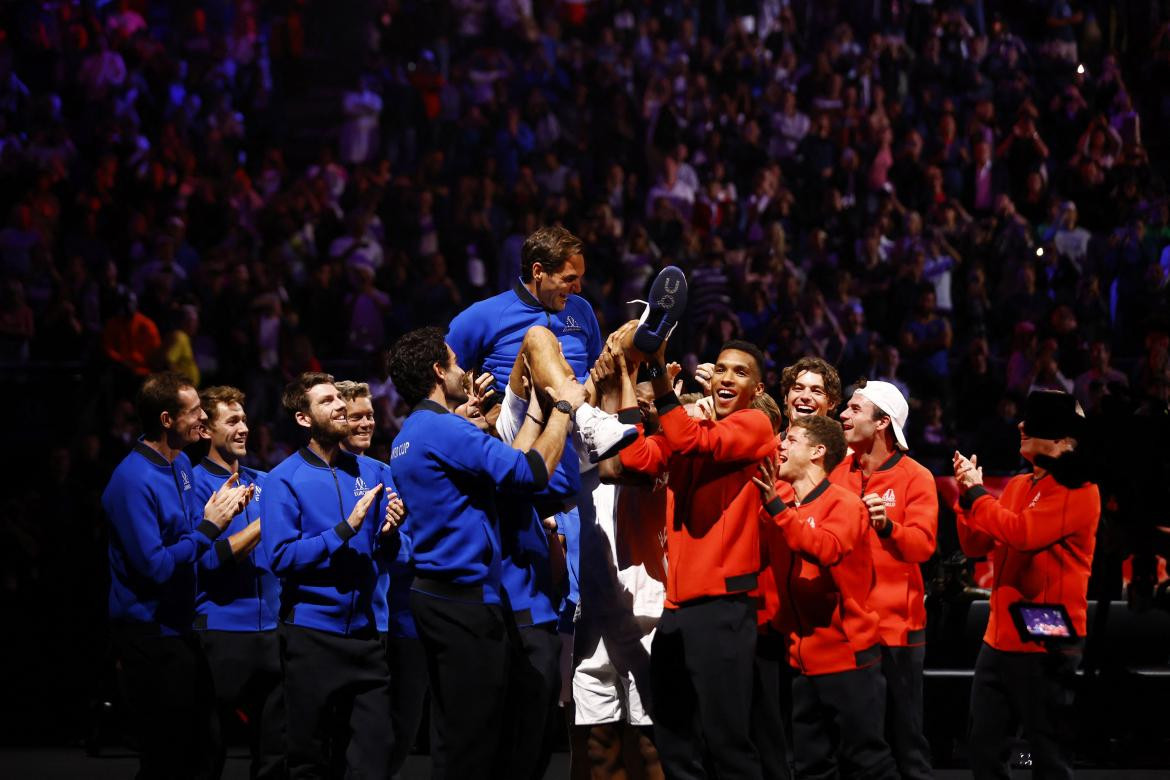 El cariño que recibió Roger Federer de parte de sus compañeros. Foto: Reuters.