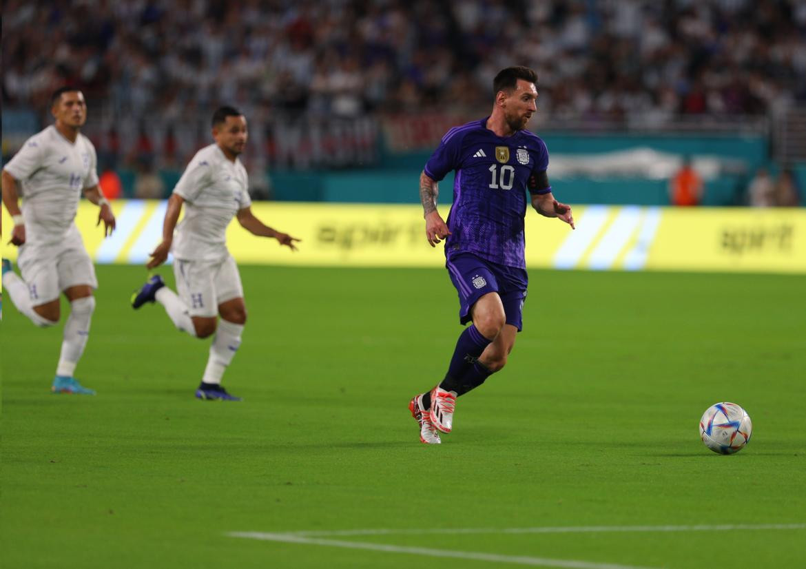 Lionel Messi en plena acción ante Honduras. Foto: Twitter @Argentina.